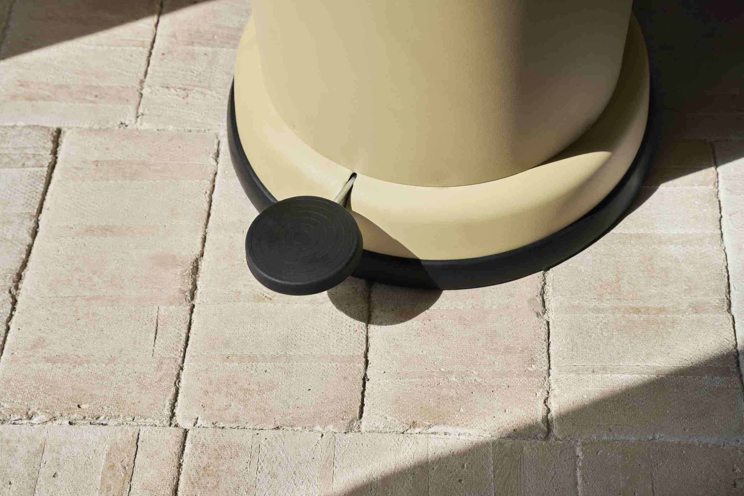 Detailaufnahme des Marie´s Yellow Vipp Treteimers Limited Edition auf einem Steinboden.