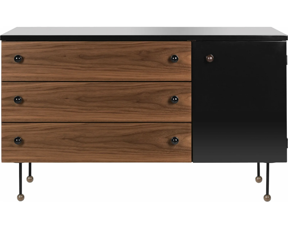 Gubi Sideboard 62 mit drei Schubladen aus Nussbaum und schwarzer Tür.