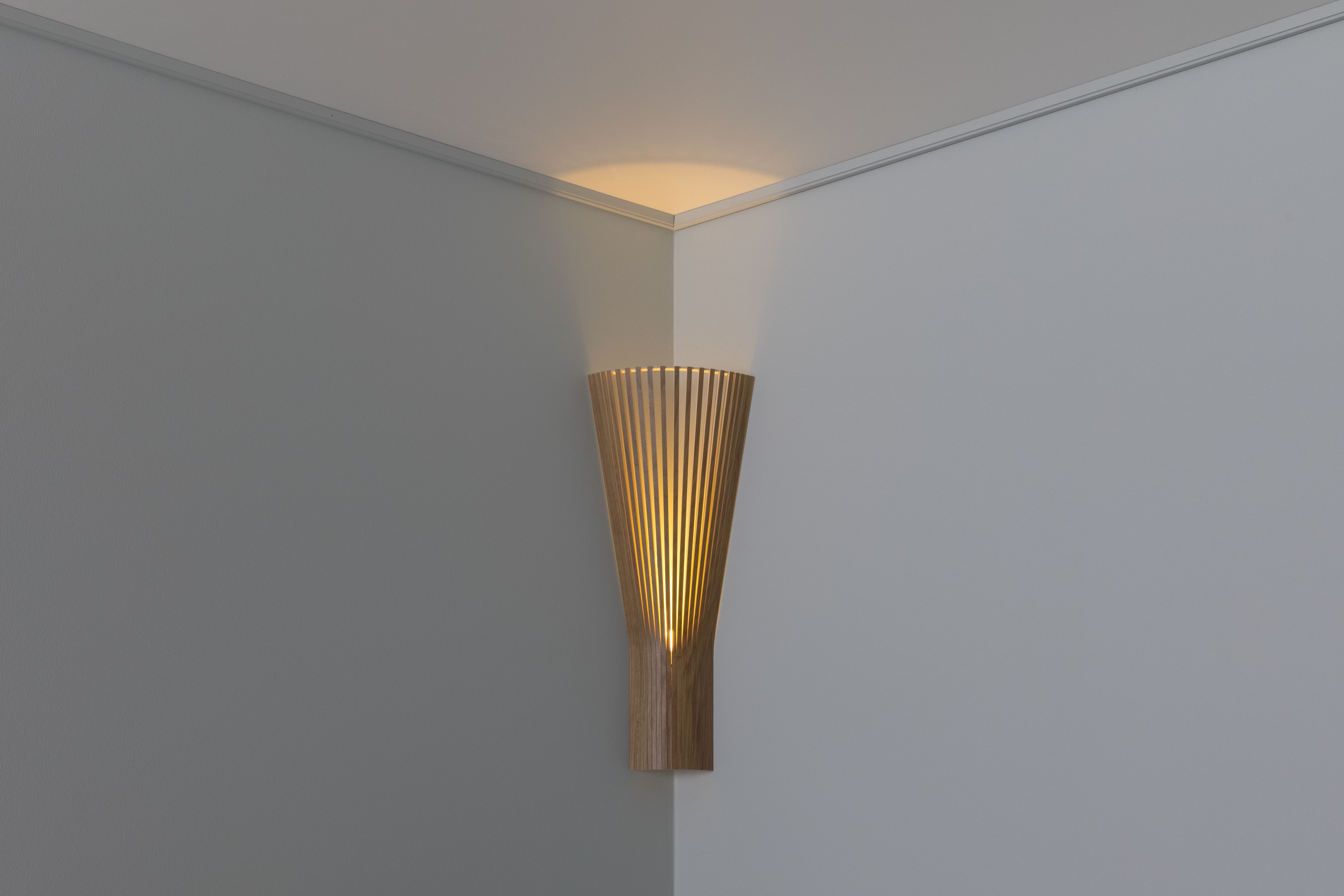 Secto 4236 Eckleuchte: Moderne Holzleuchte für die Ecke, skandinavisches Design, warmes Licht.