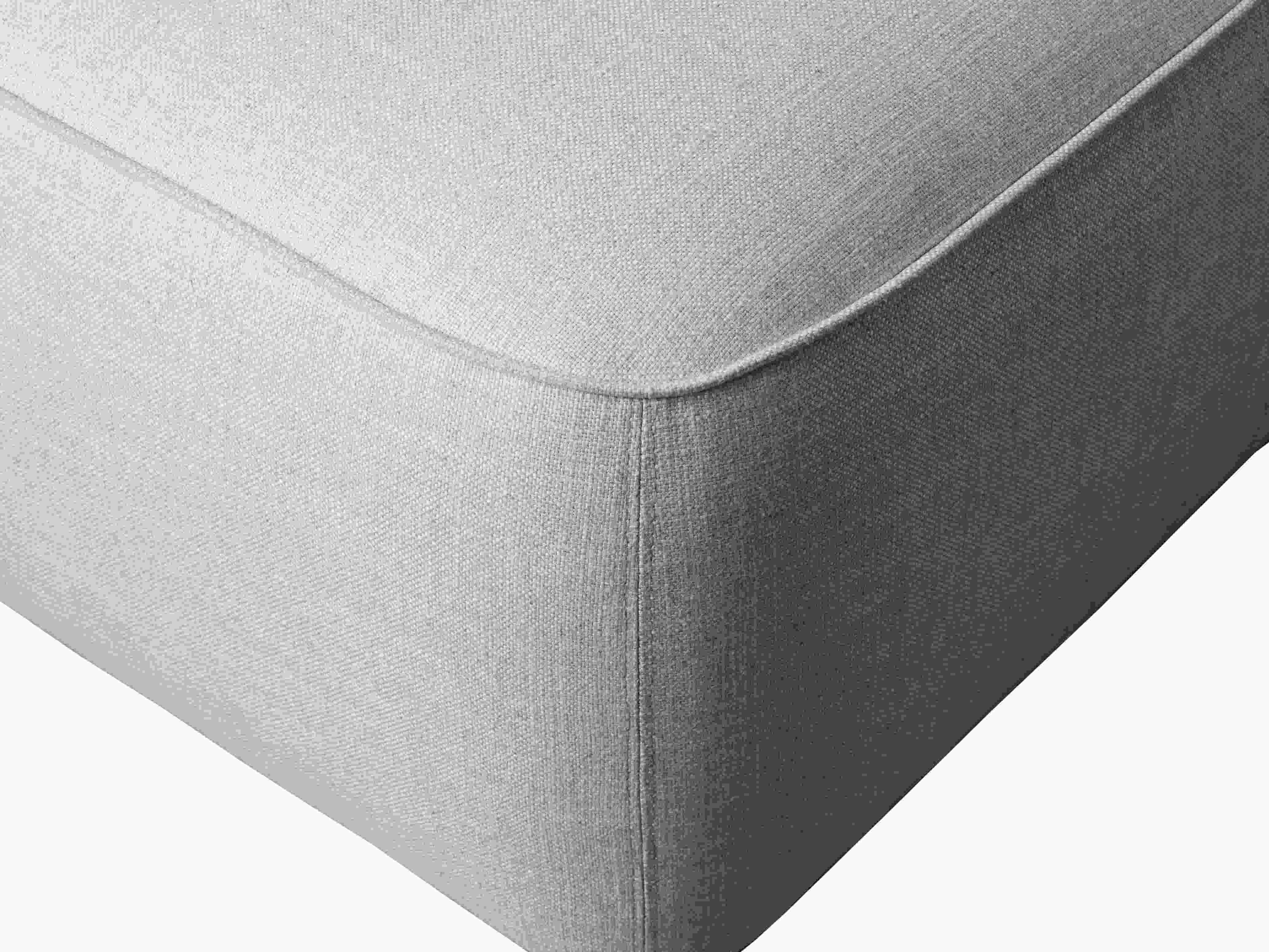 Detailaufnahme der linken Armlehne des Fritz Hansen Alphabet Sofas in hellem Grau.