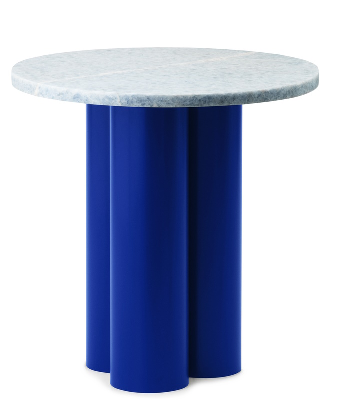 Dit Coffee Table von Normann Copenhagen mit runder Marmorplatte und blauem, zylindrischem Untergestell.