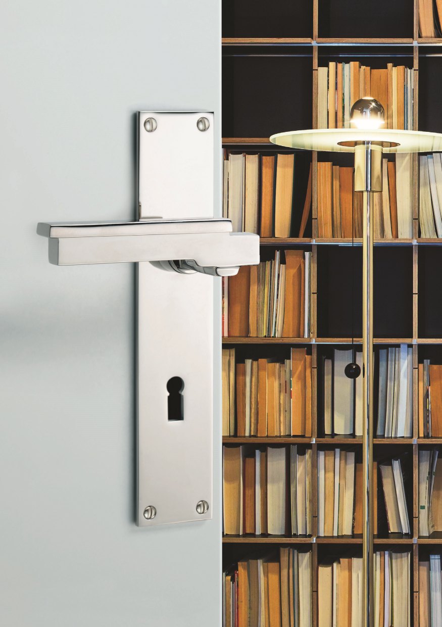 Art Déco Türdrücker Tecnolumen aus den 1930er Jahren, Nickel matt, vor Bücherregal. Hochwertige Türbeschläge für Innentüren.