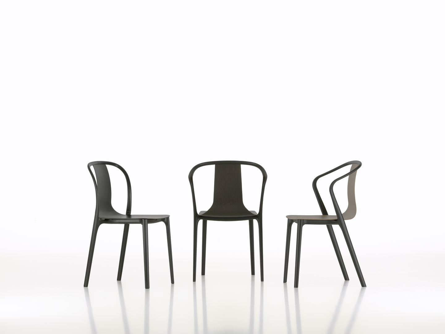 Drei Vitra Belleville Armchair Holzstühle in verschiedenen Ansichten auf weißem Hintergrund, modernes Möbeldesign.