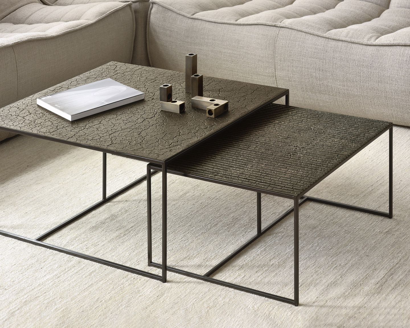 Pentagon Couchtisch 2er Set Whisky Ethnicraft: Zwei quadratische Couchtische aus dunklem Holz mit filigranem Metallgestell.