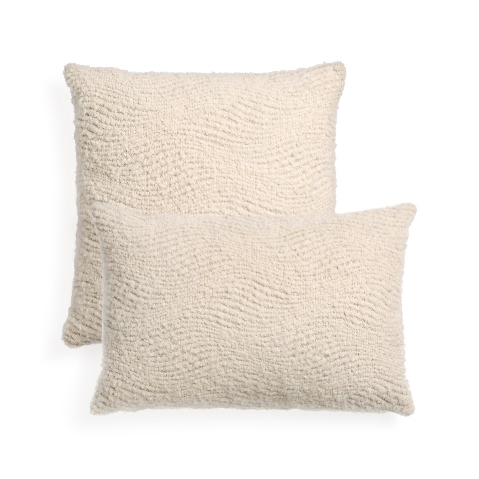 Ethnicraft Wave Cushion Kissen 50x50 cm, zwei beige Dekokissen mit gewebter Textur für Wohnzimmer und Schlafzimmer.