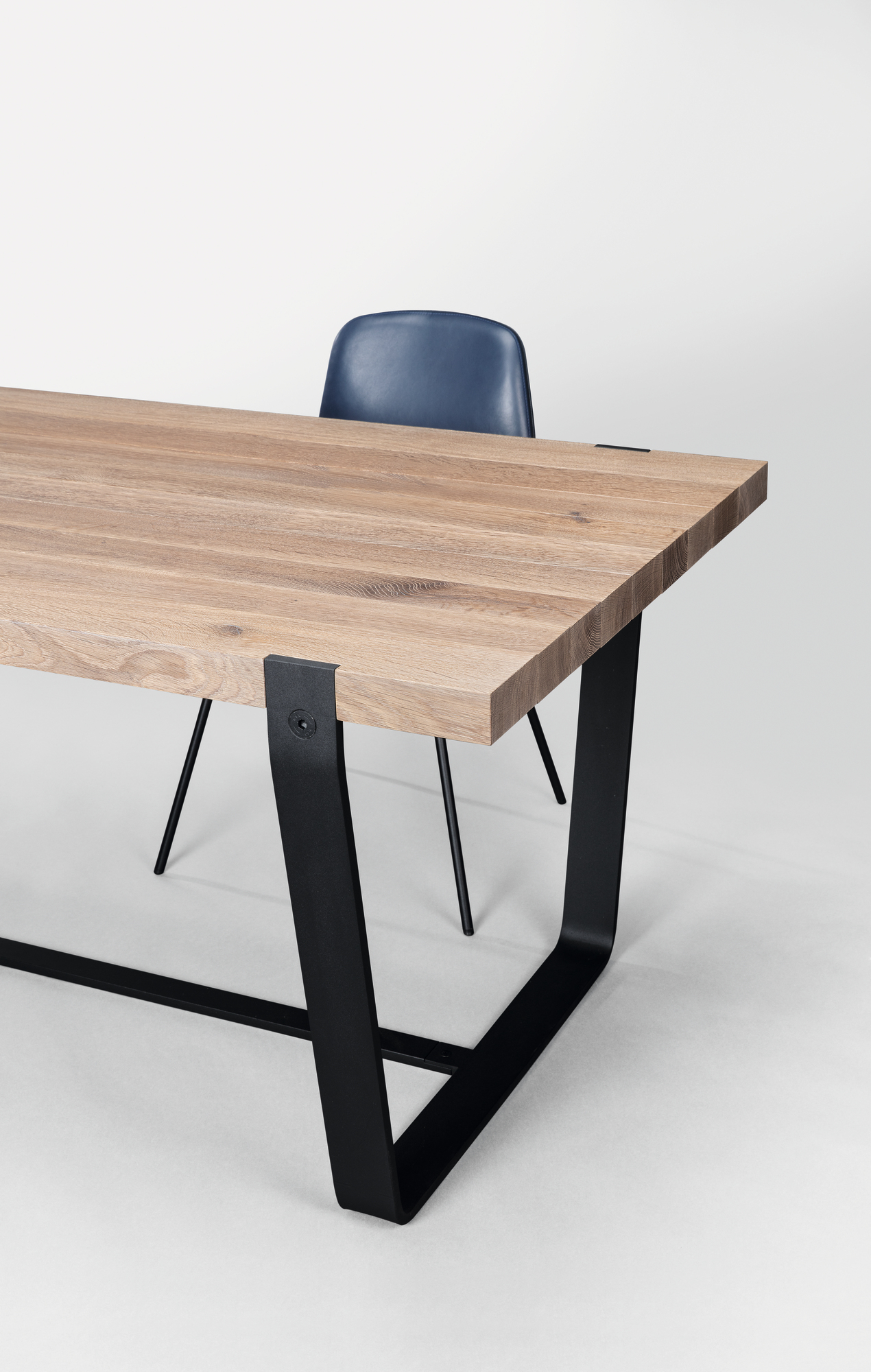 BB 11 Clamp Tisch Eiche Janua: Moderner Esstisch mit Eichenholzplatte und schwarzem Metallgestell.