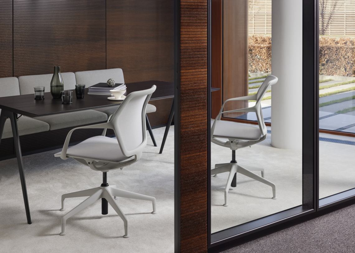 Ray Work Drehstuhl von Brunner in hellem Grau, ergonomischer Bürostuhl mit Armlehnen im modernen Büro.