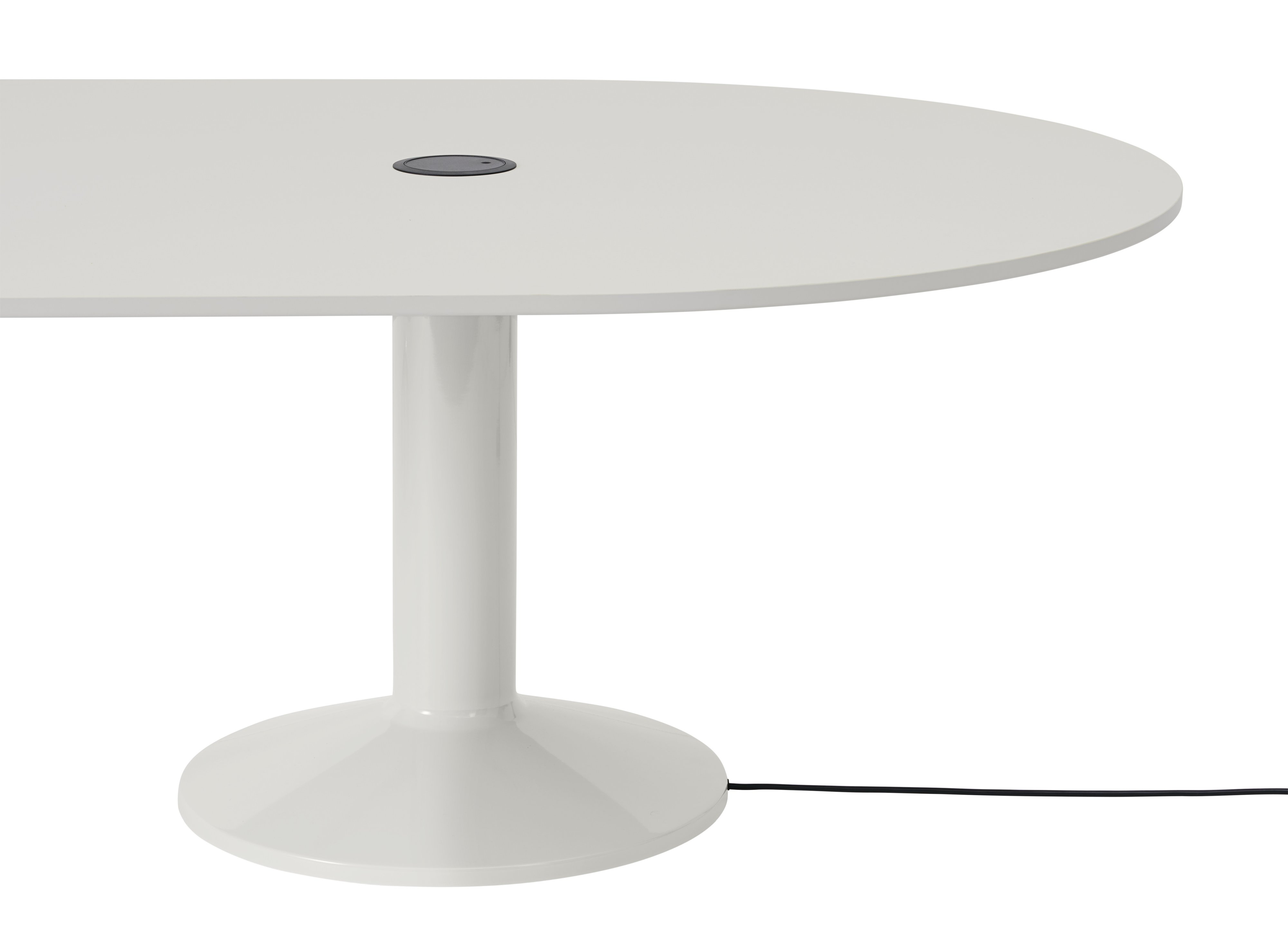 Detailaufnahme des weißen Muuto Midst Konferenztisches mit rundem Tischblatt und Kabeldurchlass für moderne Büros.