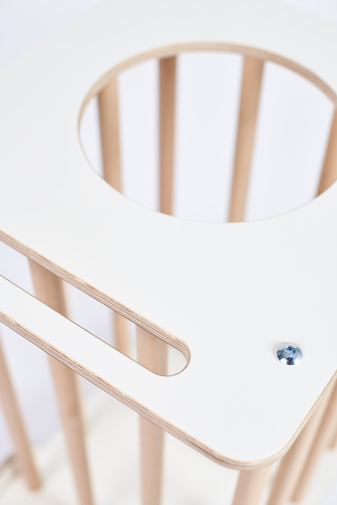 Detailaufnahme des Tojo Kids Zoo Plüschtierkarren: Weißes Holz, minimalistisches Design, runde Öffnung.
