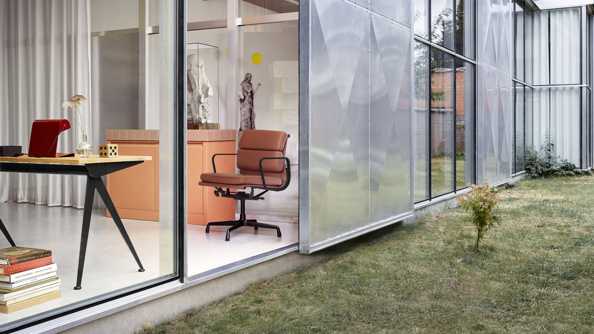 Nahaufnahme des Vitra Soft Pad Chair EA 231 in braunem Leder, Bürostuhl Designklassiker.