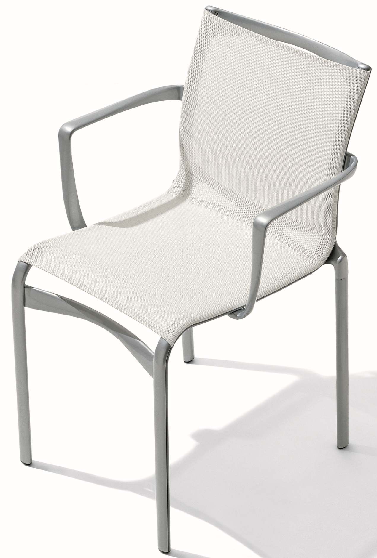 Bigframe Stuhl mit Armlehnen, silbernem Gestell und weißem Netzgewebe für Garten, Terrasse und Balkon.