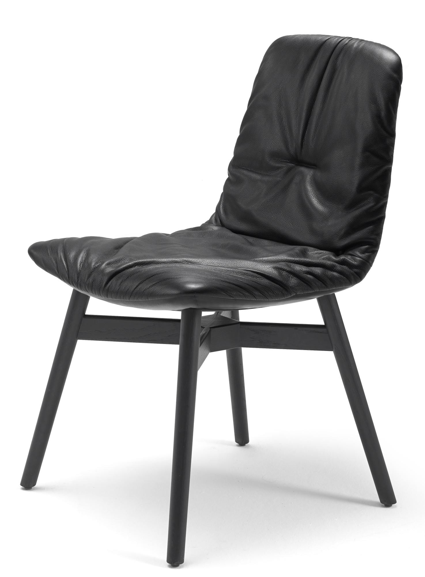 Schwarzer Leya Stuhl der Freifrau Manufaktur mit Lederbezug und dunklem Holzgestell, modernes Möbeldesign.