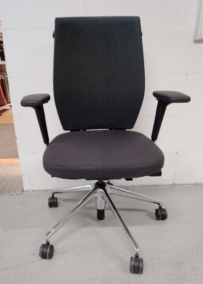 ID Cloud Bürodrehstuhl von Vitra, gebrauchter Bürostuhl mit schwarzem Stoffbezug und silberfarbenem Fußkreuz mit Rollen.