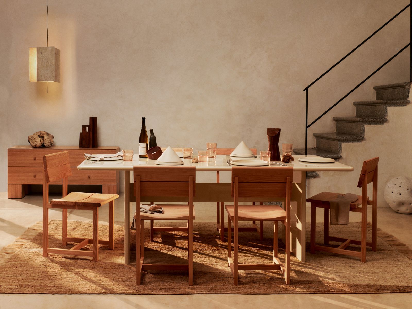 Ferm Living Visit Esszimmerstuhl aus Holz am Esstisch in einem stilvollen Esszimmer.
