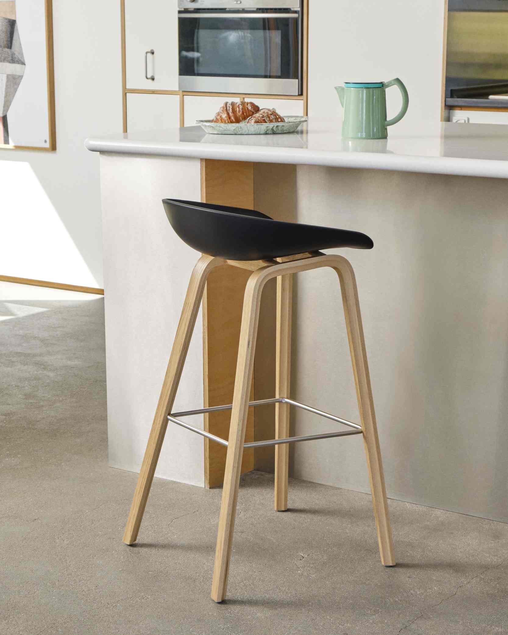 Hay About a Stool AAS32 Barhocker mit schwarzer Sitzschale und hellem Holzgestell. Moderner skandinavischer Barstuhl.
