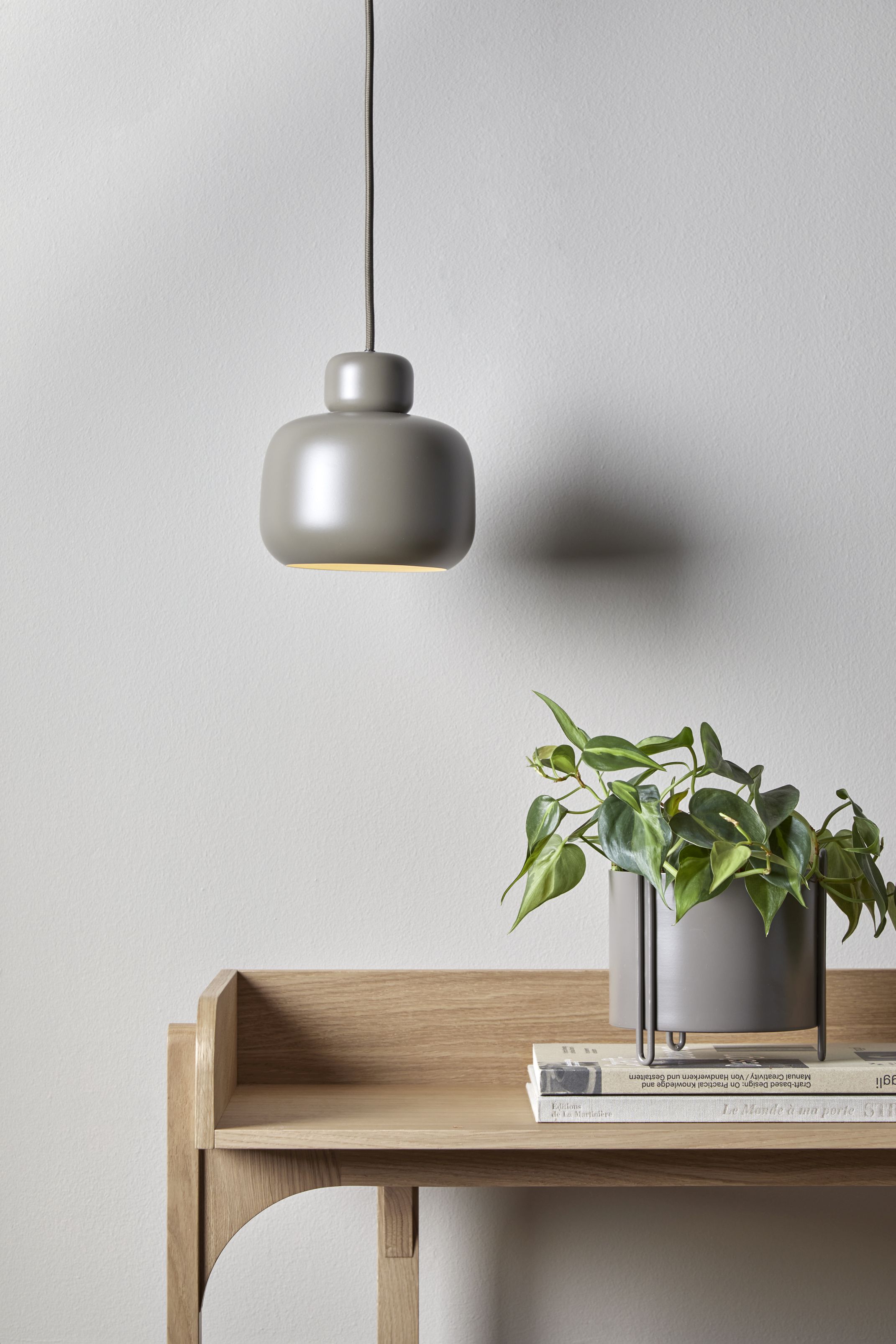 Graue Stone Pendant Pendelleuchte klein von Woud, moderne Hängelampe für Wohnzimmer und Esszimmer.