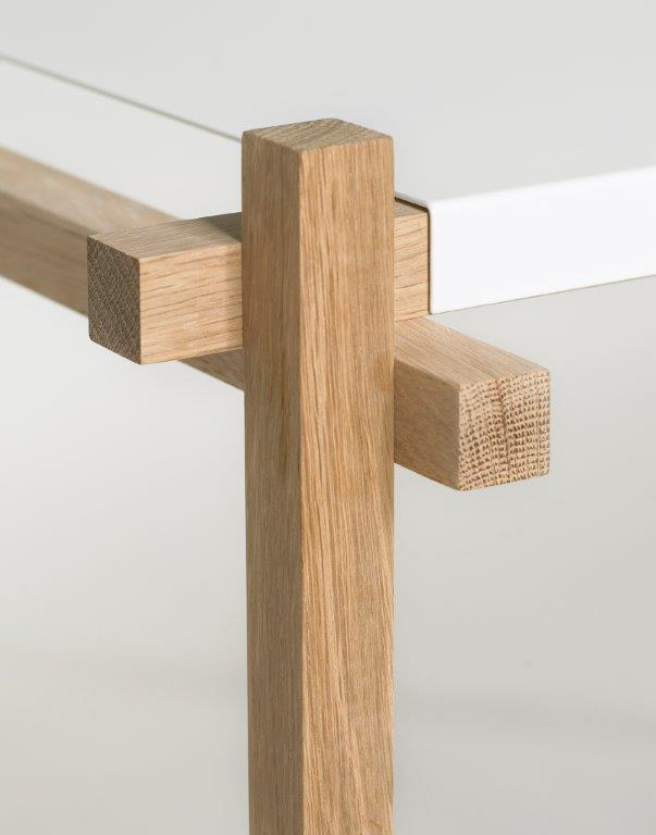 Detailaufnahme des Holzrahmens vom Hay Woody High Regal, ein modernes skandinavisches Regalsystem.