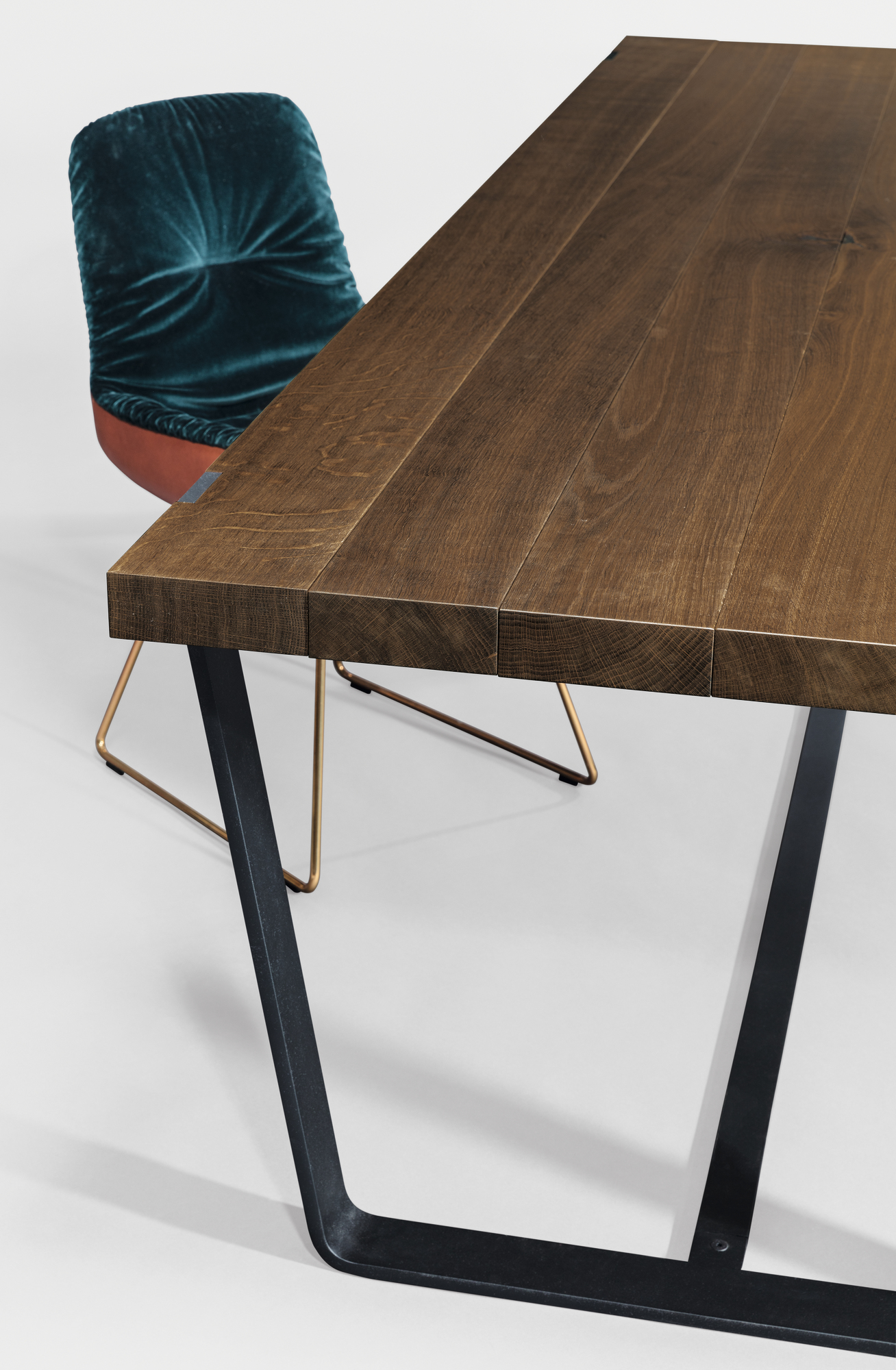 BB 11 Clamp Tisch von Janua aus geräucherter Eiche mit schwarzem Metallgestell und Stuhl.
