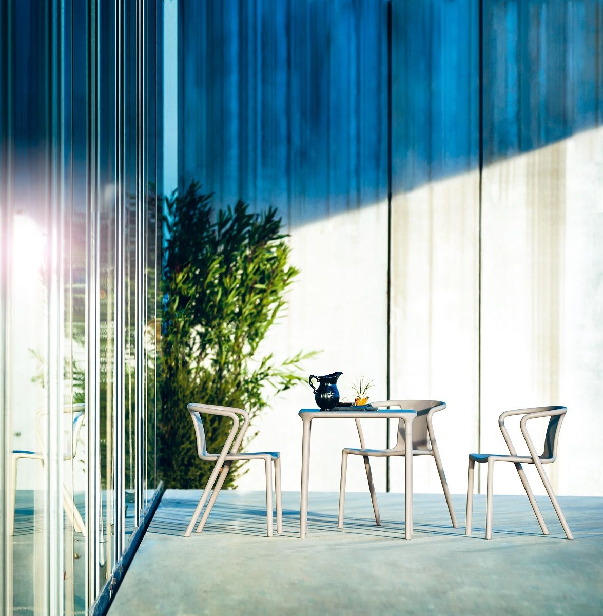 Weißer Air Armchair Stuhl von Magis für drinnen und draußen mit Armlehnen, modernes Design.