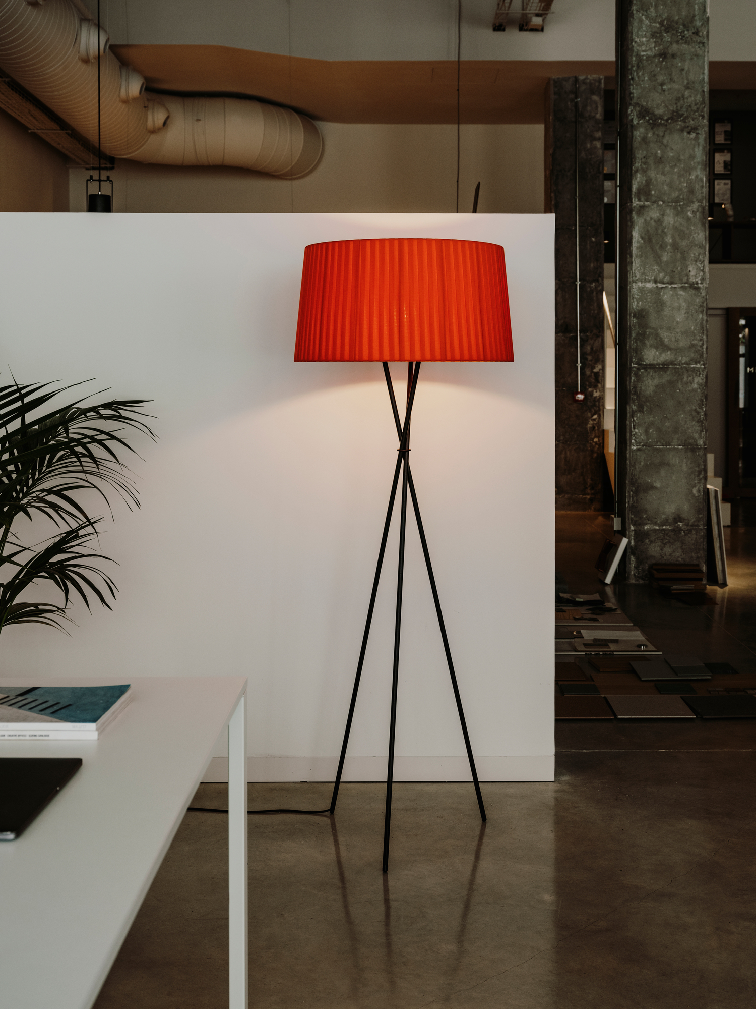 Tripode G5 Stehleuchte mit bretonisch gestreiftem, rotem Lampenschirm und schwarzem Stativfuß im modernen Interieur.