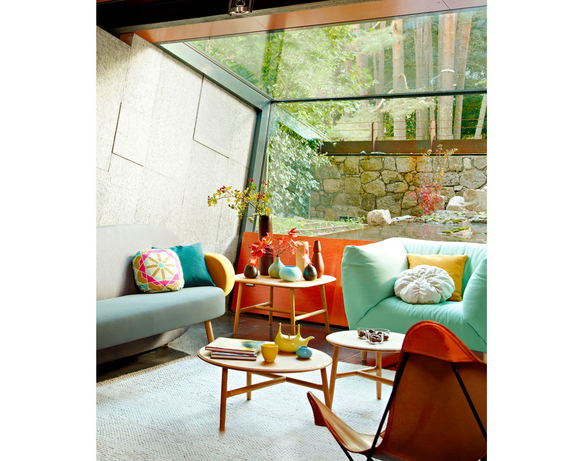 Heller Wohnraum mit Sancal Nudo Beistelltisch aus Eiche, Sofas, Sessel und Blick in den Garten.
