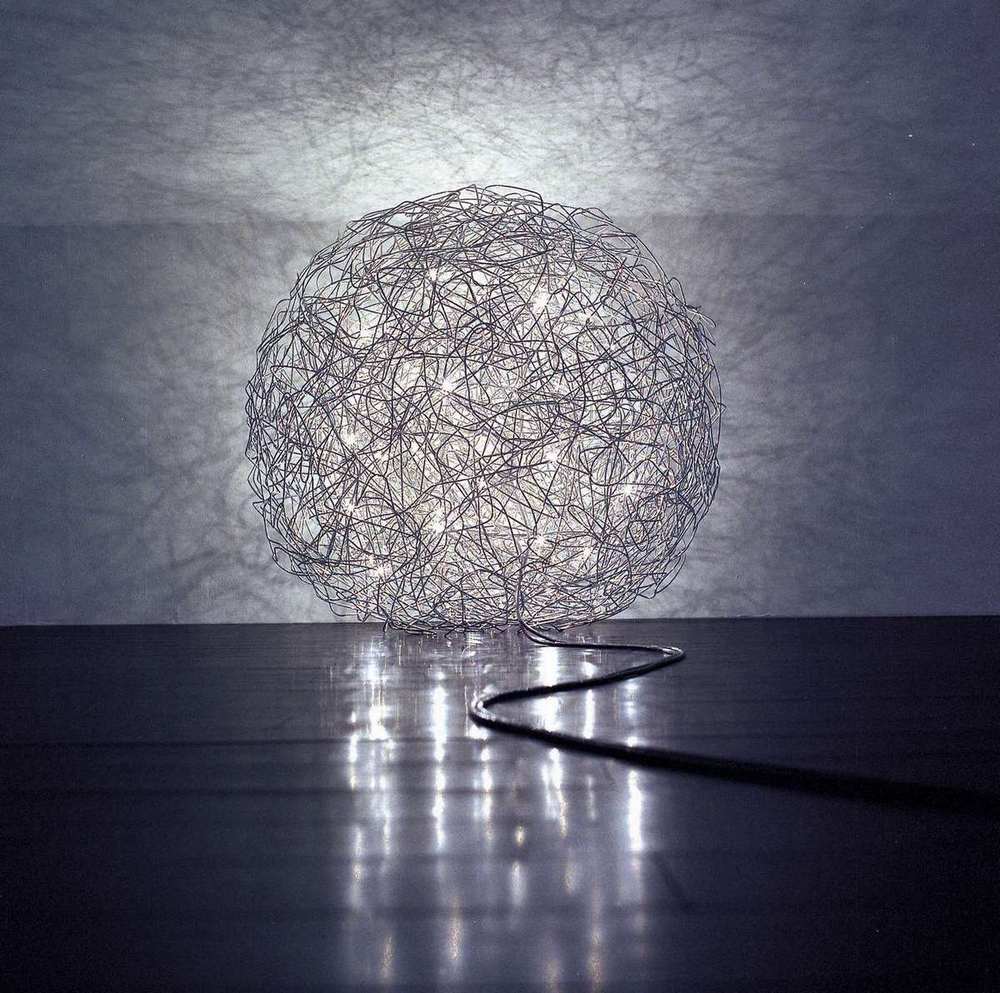 Fil de Fer Bodenleuchte: Kugelförmige Designerlampe aus Drahtgeflecht mit warmweißem Licht für stimmungsvolle Beleuchtung.