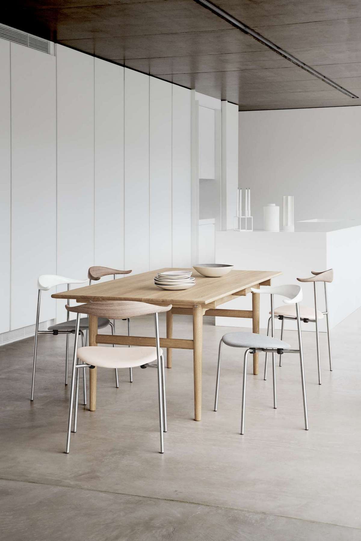 CH327 Tisch von Carl Hansen & Søn, Esstisch aus Holz mit Stühlen im Esszimmer.
