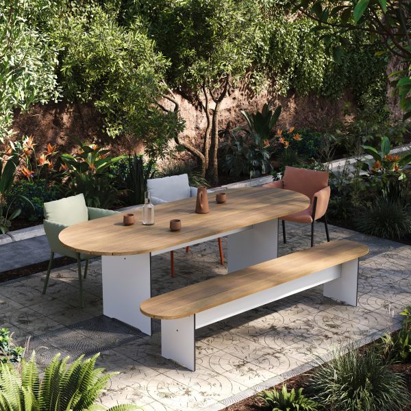Riva Vario XL Outdoor Tisch von Conmoto aus Holz mit Bank und Stühlen.