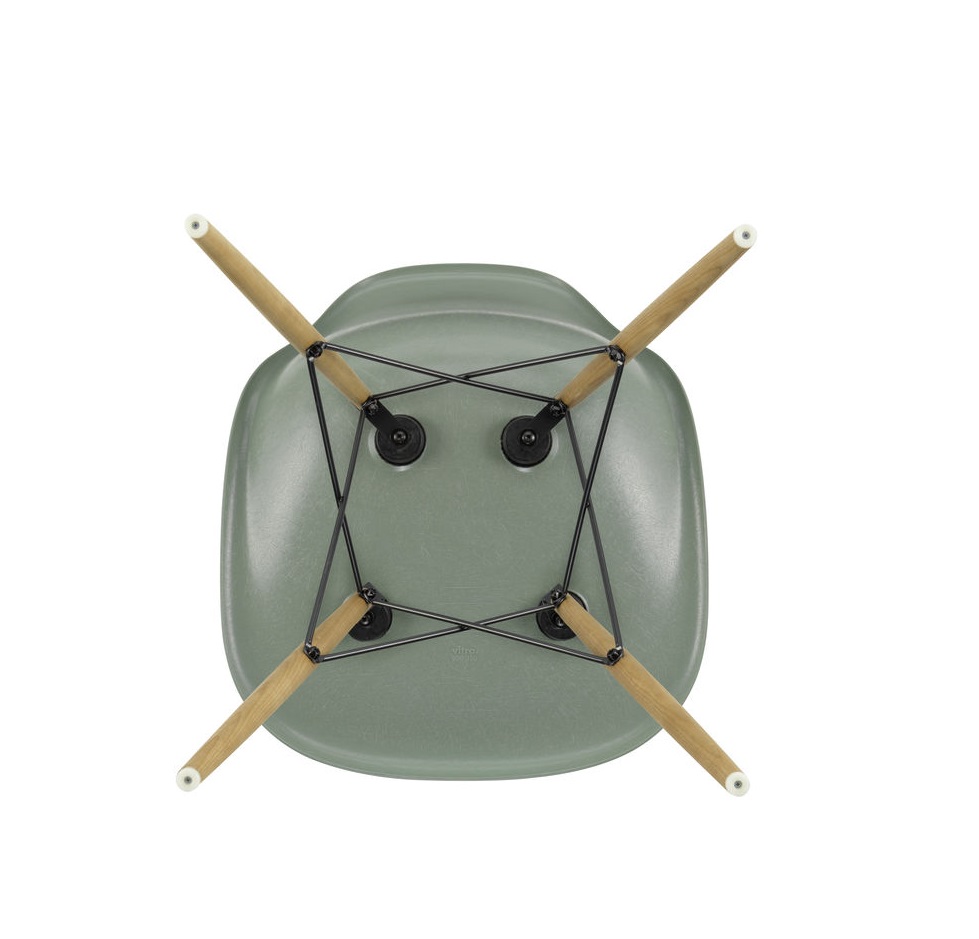 Ansicht von unten: Eames Stuhl DSW mit Fiberglas Sitzschale in Grün und Holzbeinen von Vitra.