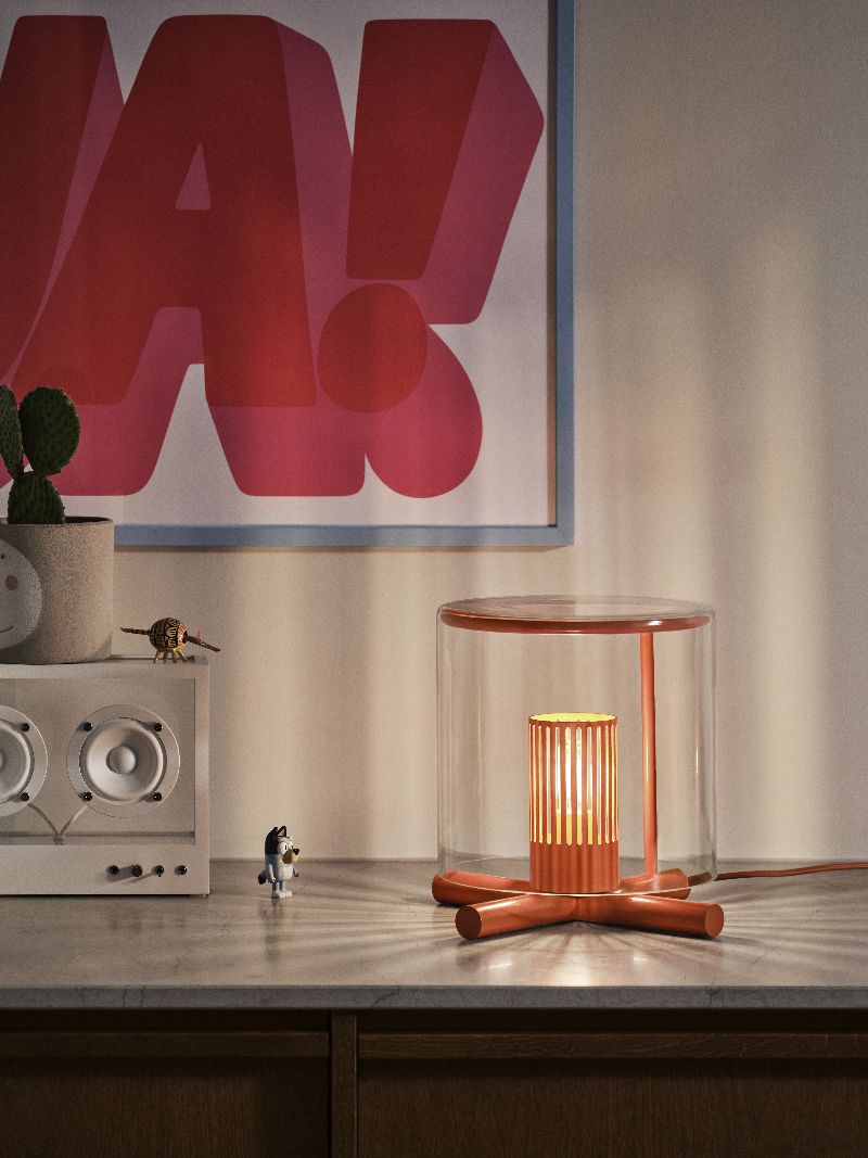 Nahaufnahme der Fireplace Lamp Tischleuchte von Design House Stockholm, modernes Wohnaccessoire mit warmem Licht.