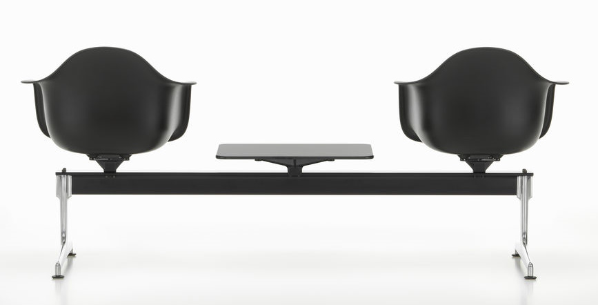 Schwarzer Eames Plastic Armchair RE auf Traverse Vitra mit Tischplatte, ideal für Wartebereiche und Büros.