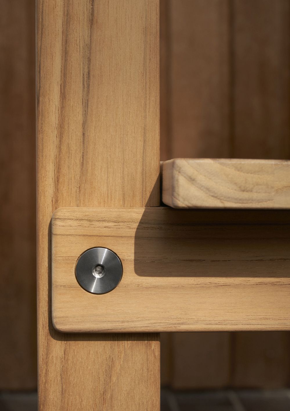 Detailaufnahme der GL101 Timbur Outdoor Bank von Carl Hansen & Søn, Fokus auf Holzstruktur und Verbindungselement.