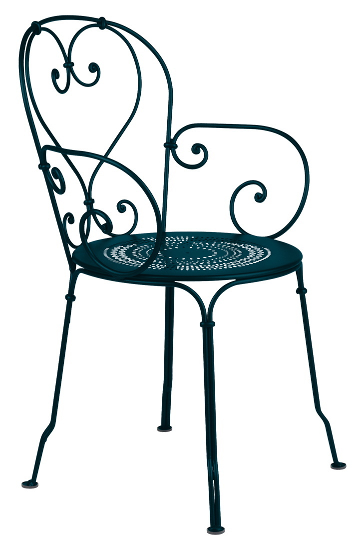 Bild eines blauen 1900 Sessel von Fermob für den Außenbereich mit filigranem Design.