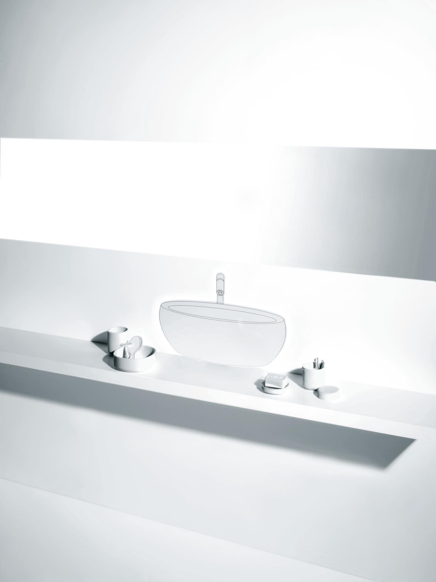 Weiße Birillo Seifenschale von Alessi auf einem weißen Regal im minimalistischen Badezimmer.