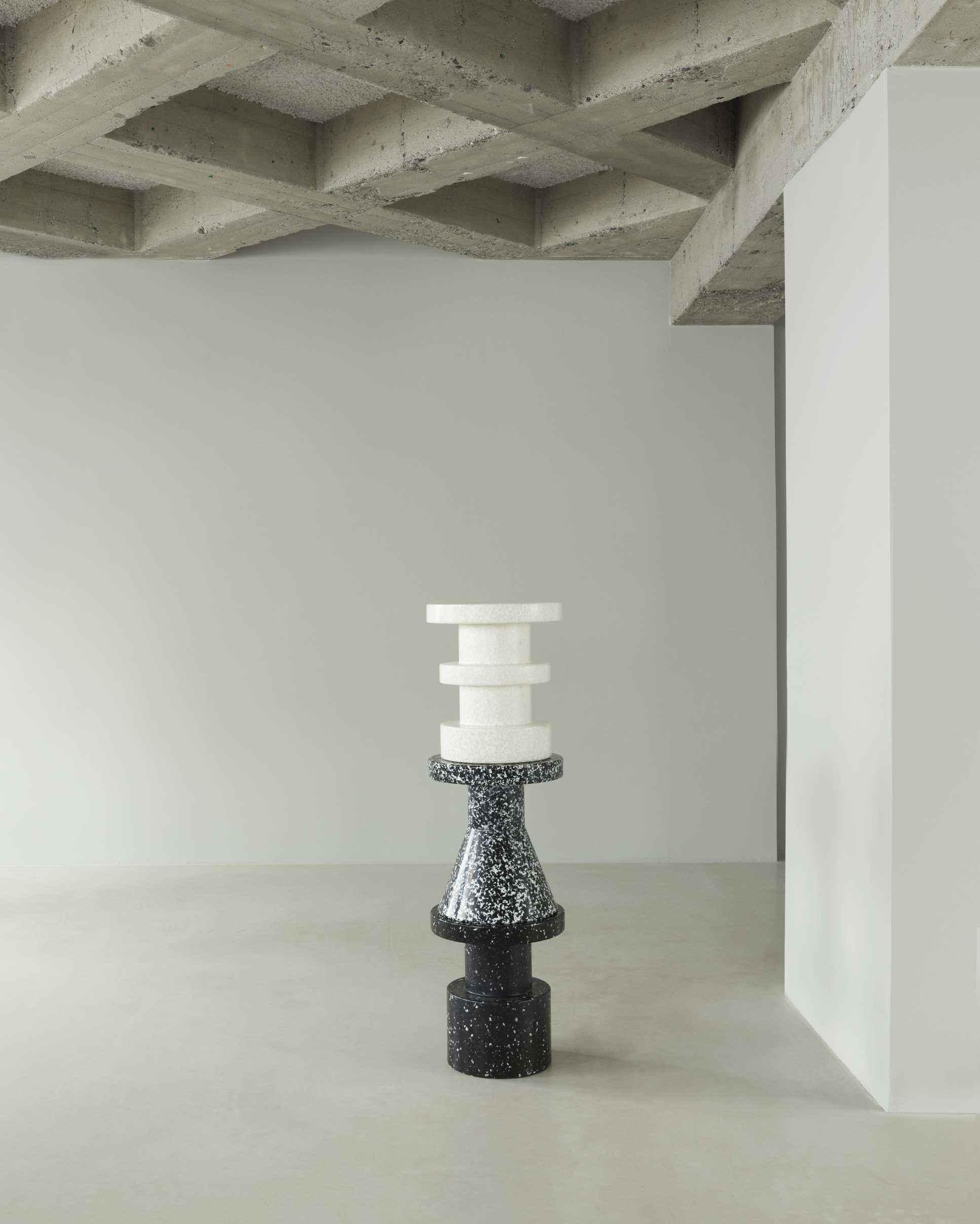 Normann Copenhagen Bit Stool Stack Hocker in Weiß und Schwarz, moderner Design Hocker.