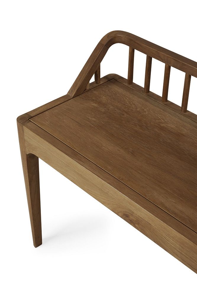 Detailaufnahme der Ethnicraft Teak Bank "Spindle" mit Rückenlehne aus Massivholz.