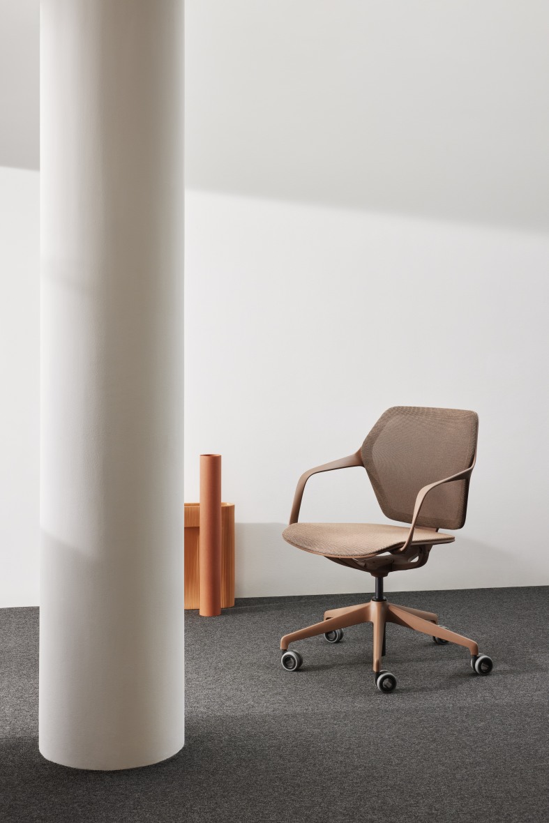 Ray Work Bürodrehstuhl von Brunner in Braun mit Armlehnen und Rollen vor weißer Wand.