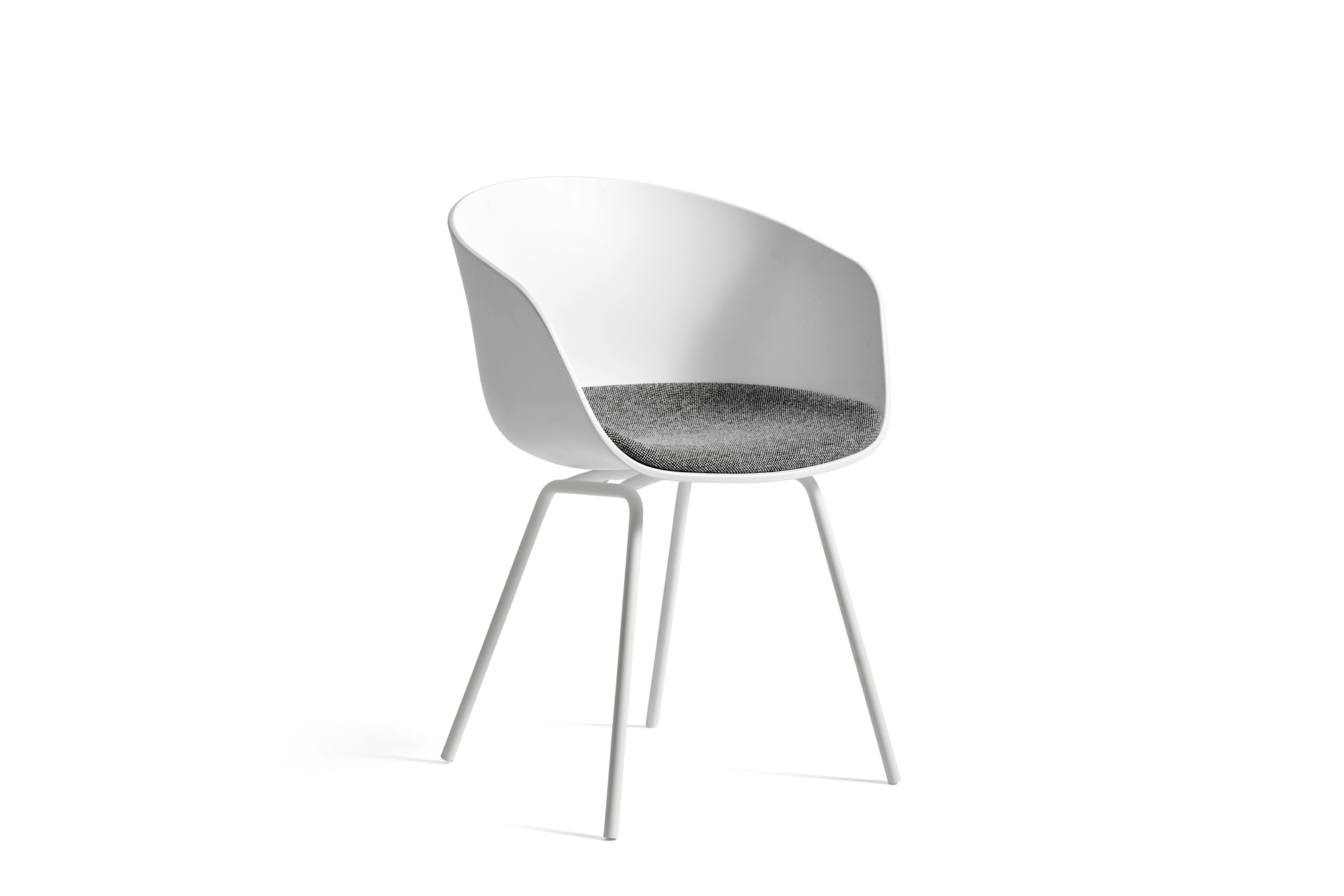 Weißer About A Chair AAC26 Stuhl von Hay mit grauem Sitzkissen und filigranem Stahlgestell.