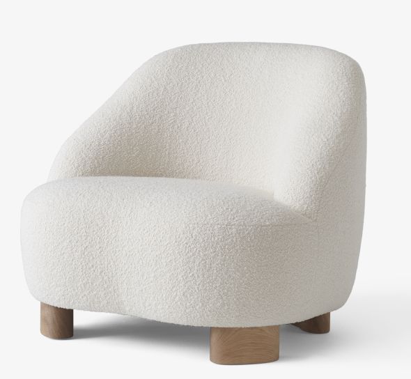 Margas Loungesessel LC1 von AndTradition, ein moderner Sessel mit weißem Bouclé-Bezug und Holzfüßen.