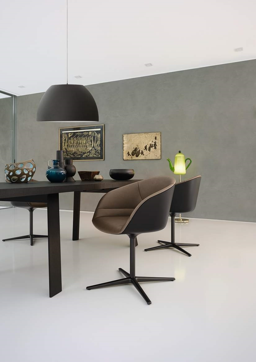 Tadeo Table Tisch von Walter Knoll mit Stühlen und Dekoration in modernem Esszimmer.