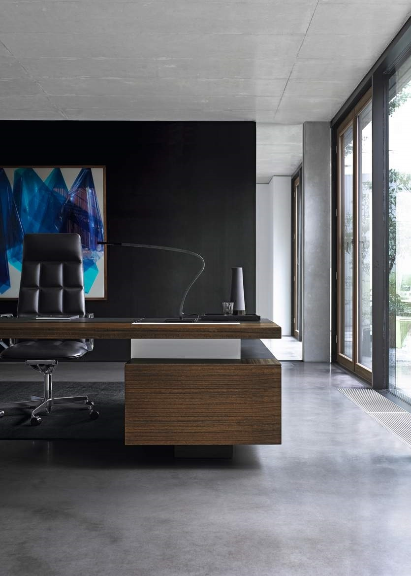 Leadchair Executive Bürostuhl von Walter Knoll in schwarzem Leder am Schreibtisch im modernen Büro.