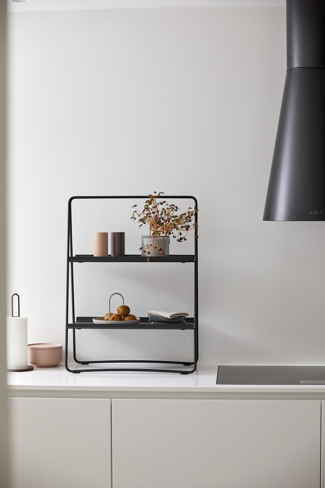 Schwarzes A-Table Regal von Zone Denmark mit Deko in einer modernen Küche.
