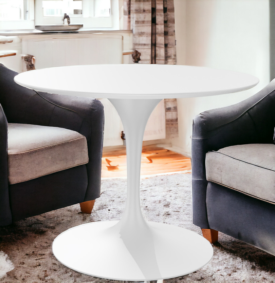 Weißer Saarinen Esstisch von Knoll International mit runder Tischplatte und zentralem Fuß zwischen zwei Sesseln.
