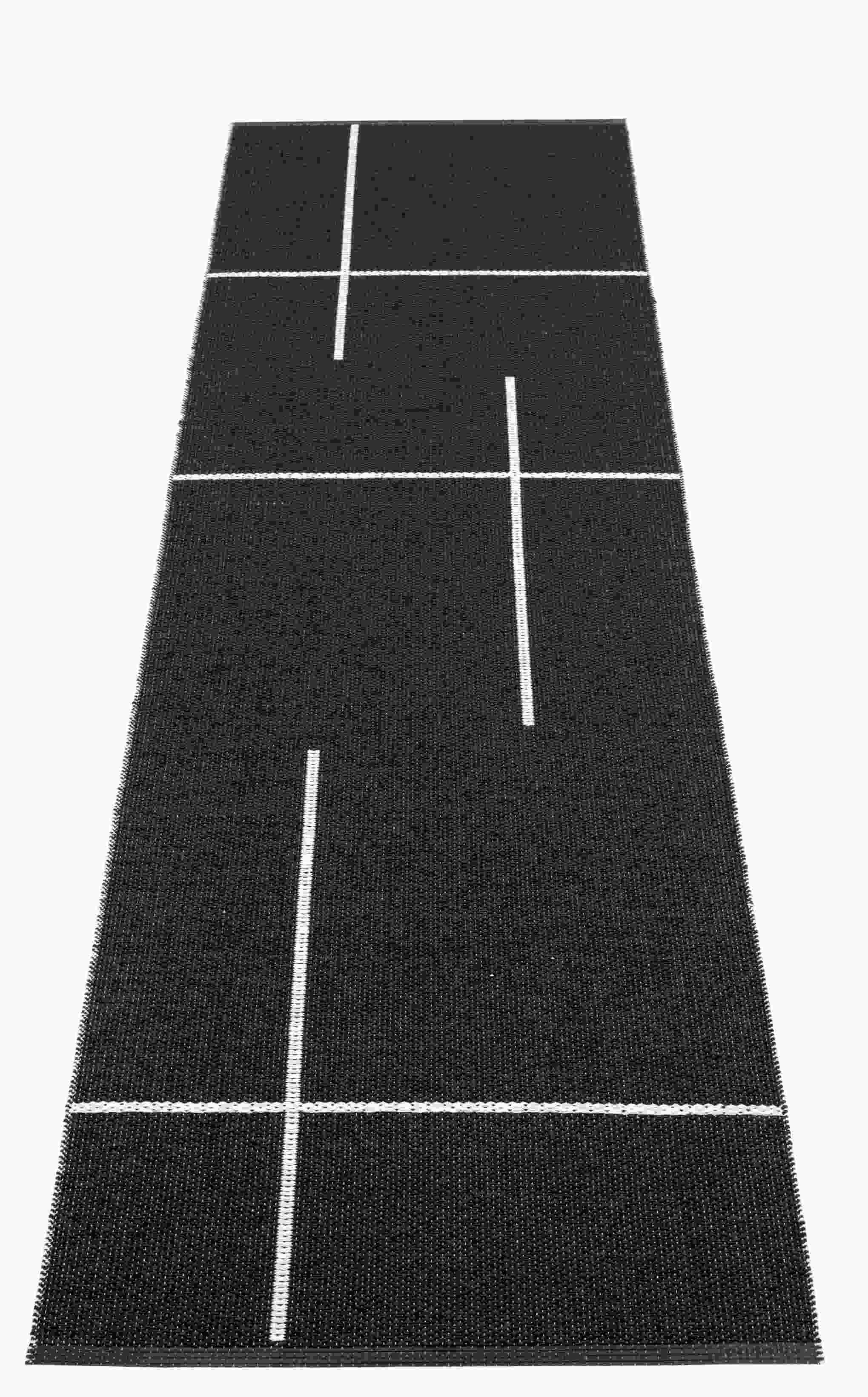 Schwarzer Fred Kunststoffteppich von Pappelina, 70x270 cm, mit weißem Linienmuster. Moderner Teppich für Innen und Außen.