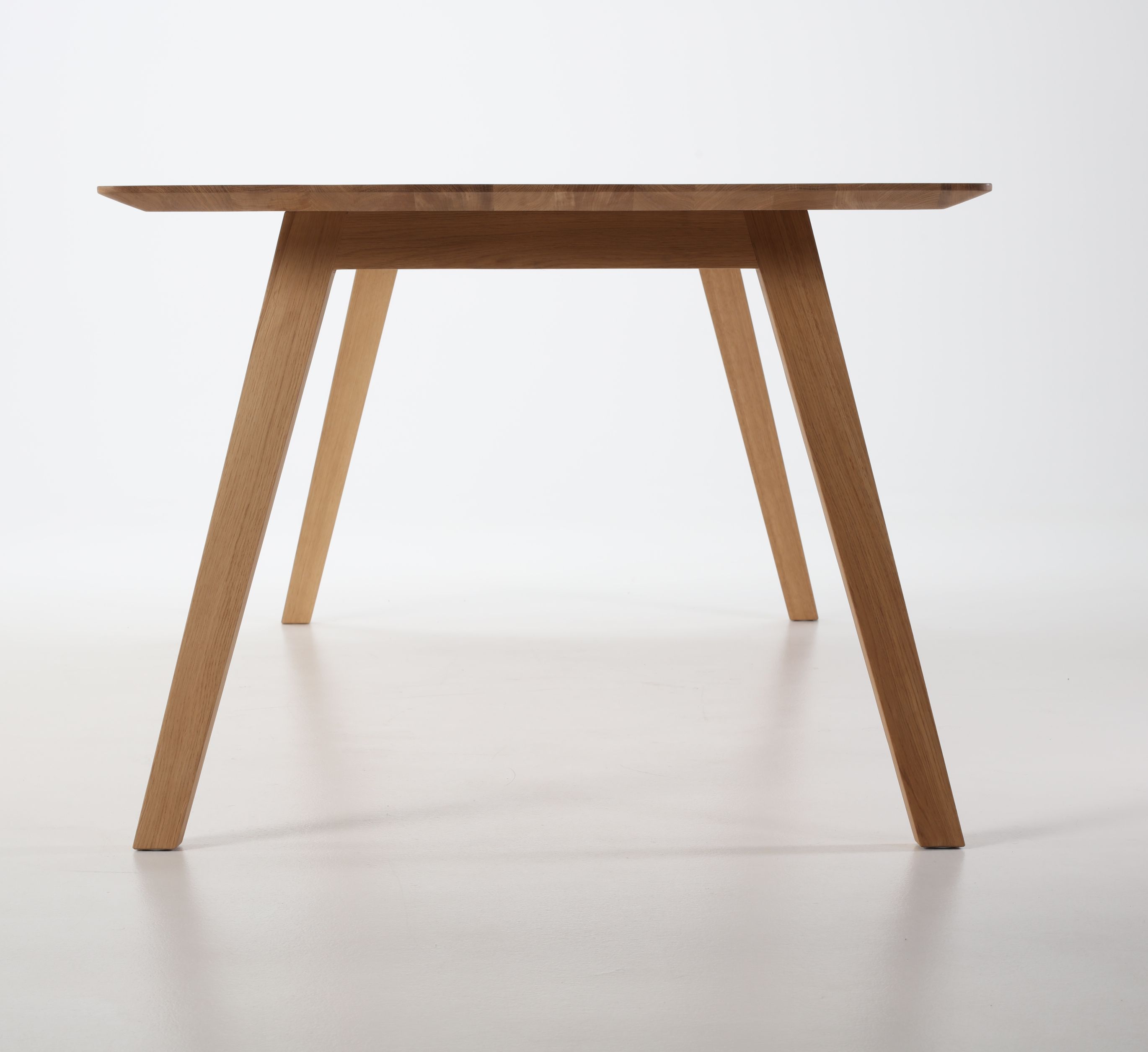 Monk Tisch von Prostoria, Esstisch aus Eichenholz mit schlichtem, modernem Design und vier Beinen.