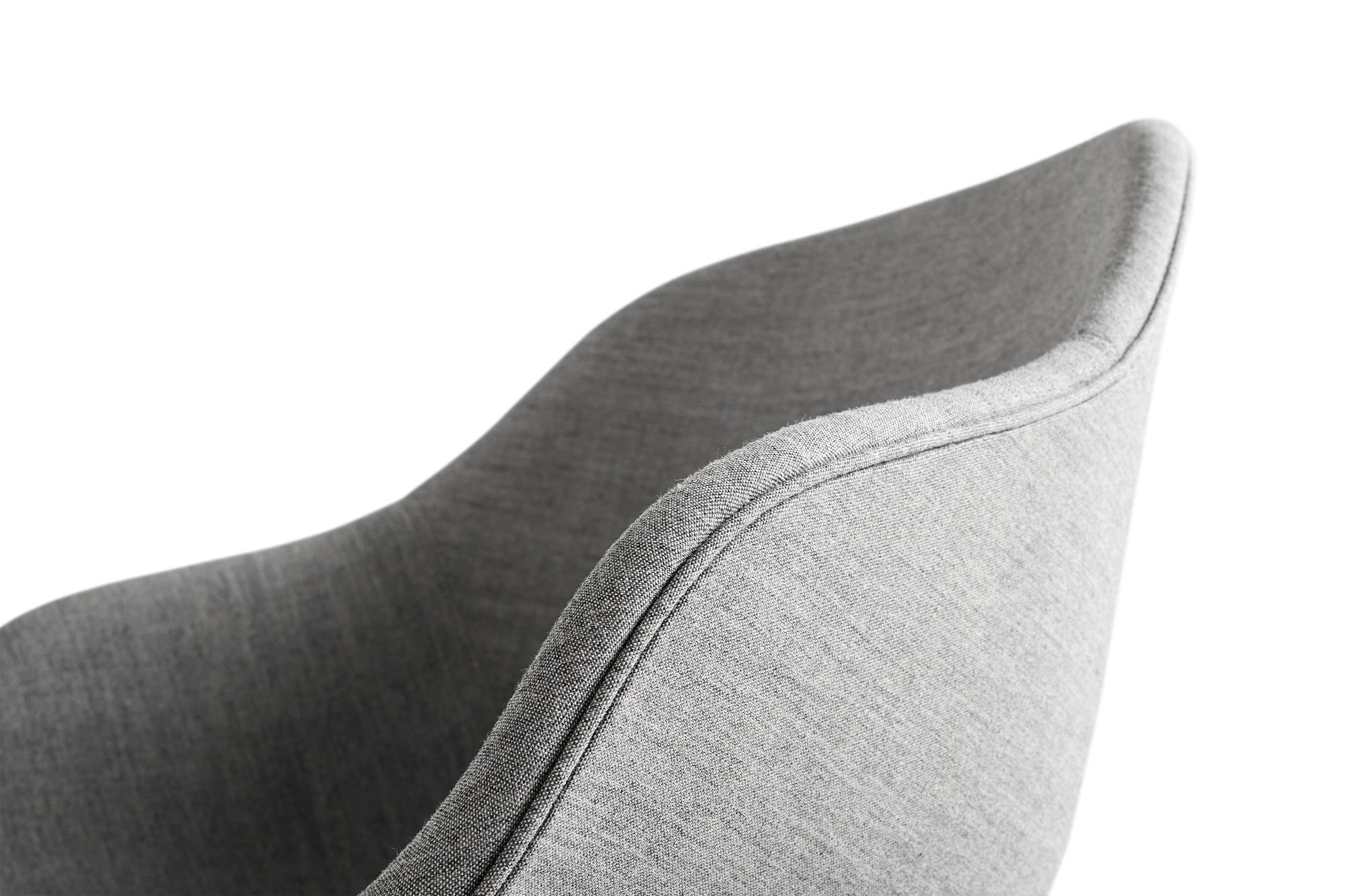 Detailaufnahme: Grauer About a Chair AAC121 Stuhl von Hay mit Stoffbezug. Designstuhl für Wohnzimmer.