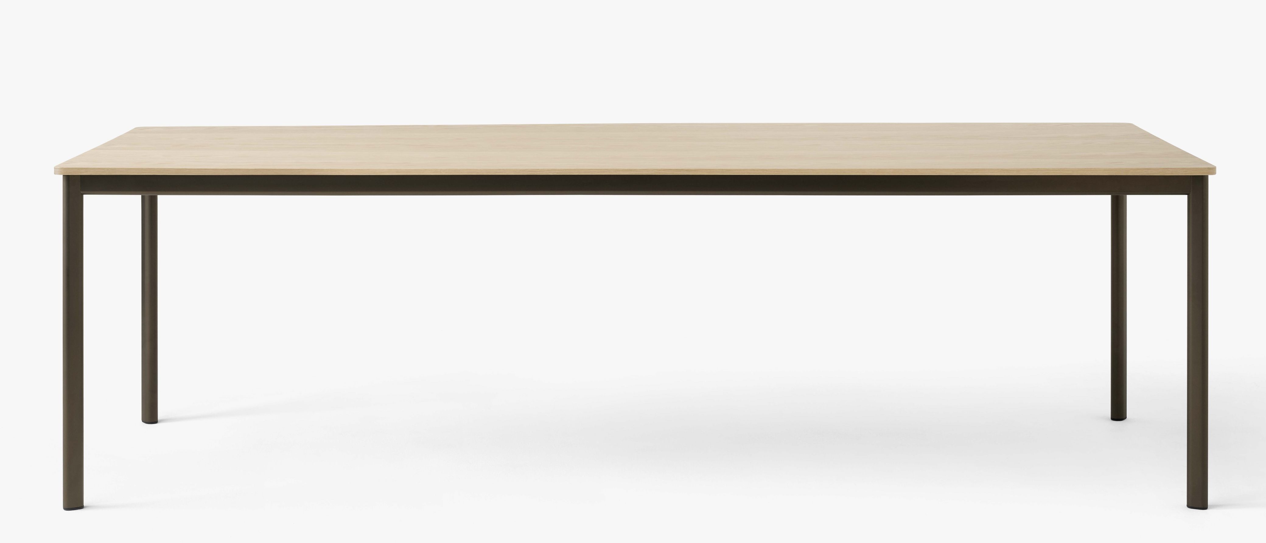 AndTradition Drip Table HW58 Esstisch mit heller Holzplatte und dunkelbraunem Metallgestell, freigestellt vor weißem Hintergrund.