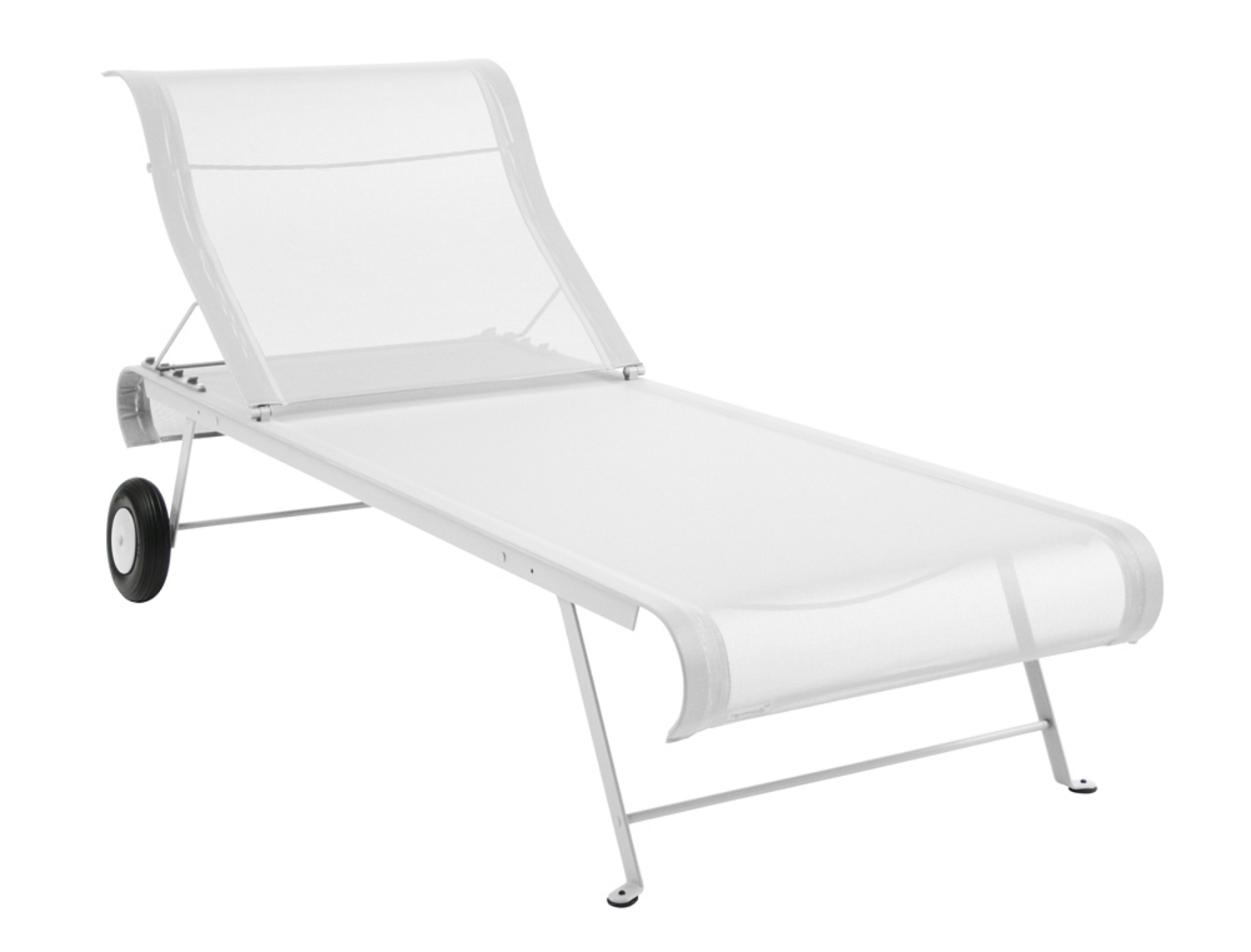 Weiße Dune Sonnenliege von Fermob mit Rollen, verstellbarer Rückenlehne und minimalistischem Design für Garten und Terrasse.