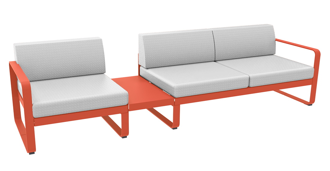 Bellevie Lounge Sofa von Fermob, Outdoor-Möbel in Orange mit hellgrauen Kissen. Gartenmöbel für Terrasse.