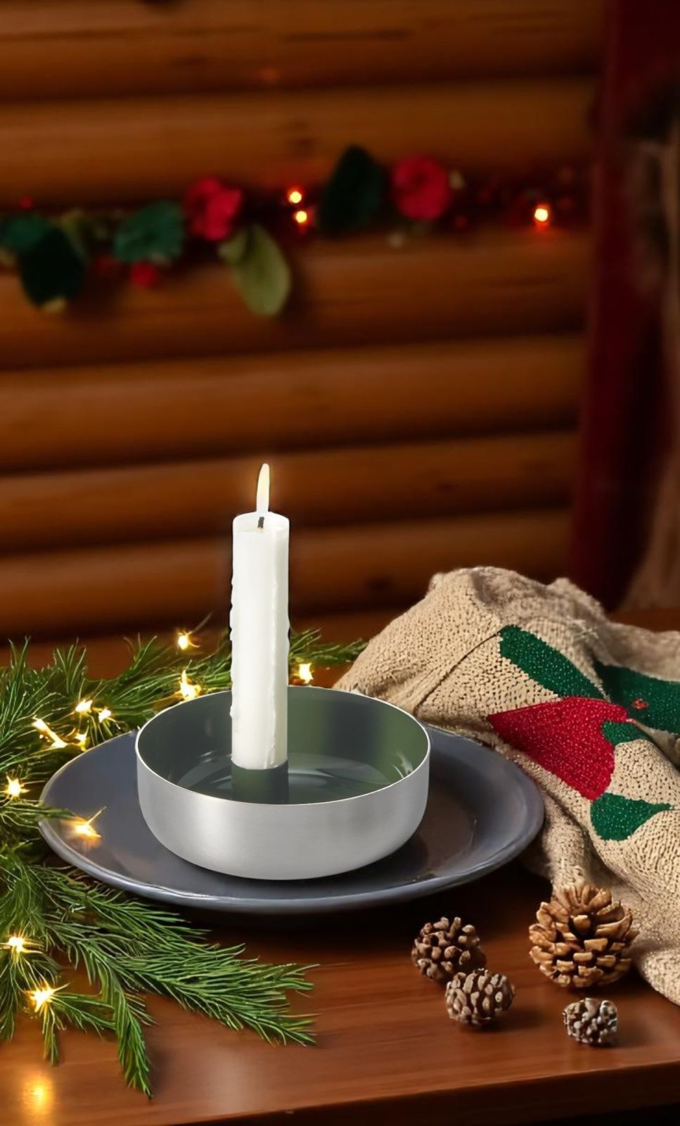 Biel Kerzenschale von Philippi aus Stahl mit brennender, weißer Kerze für stimmungsvolle Tischdekoration im Advent.